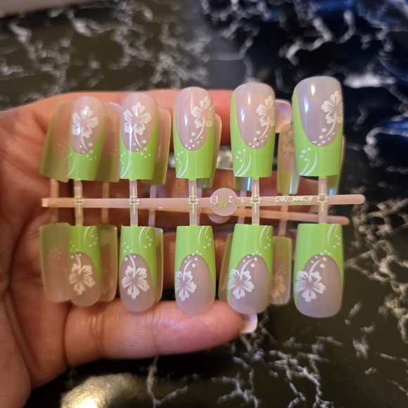 🍒🍒 24 Pieces Flower Press On (Glue On) Nails - Picture 3 of 4